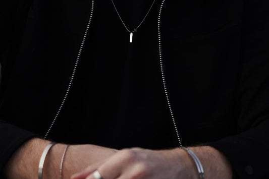 How to clean your men's necklace the right way - Velvilo