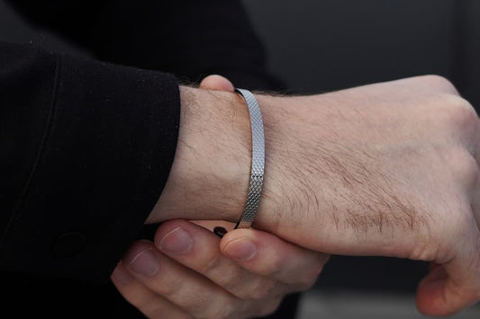 How you can match men's silver bracelets with other men's jewelry
