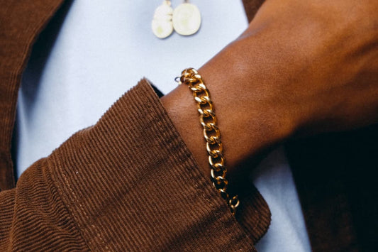Trends in men's fashion 2024: Gold bracelets
